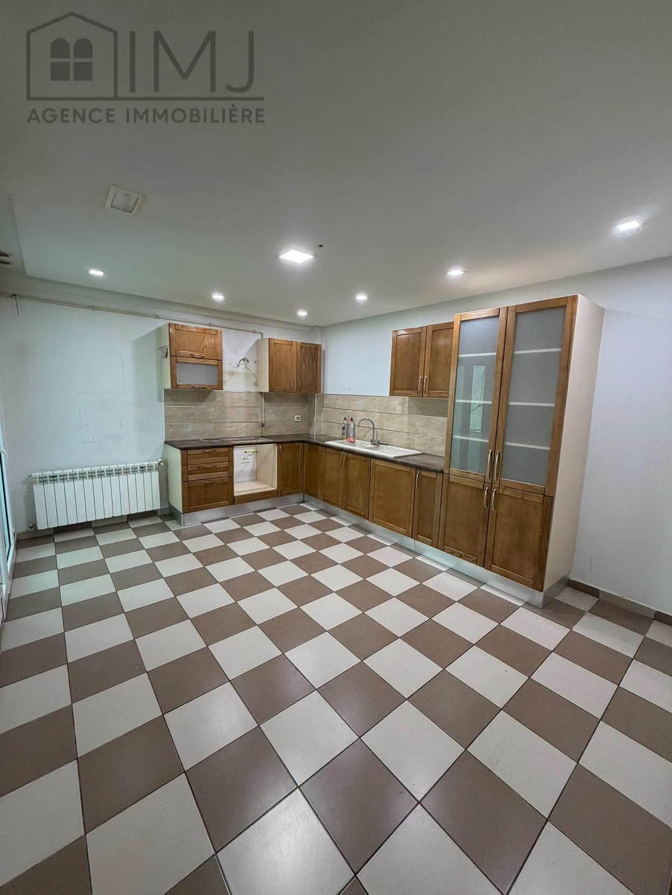🏢 À Vendre – Appartement S+3 en Rez-de-Chaussée 🏢